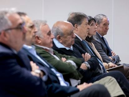 Al fondo, el expresidente de la Generalitat y el exministro Eduardo Zaplana, en el banquillo de los acusados de la Audiencia de Valencia.