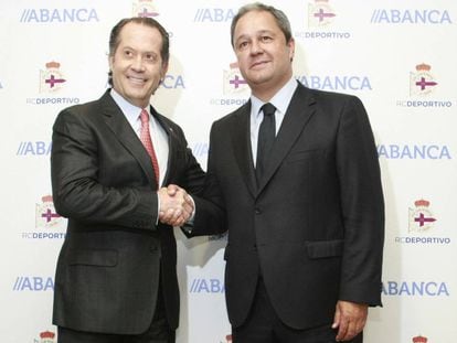 Juan Carlos Escotet, presidente de Abanca y Tino Fern&aacute;ndez, m&aacute;ximo mandatario del Deportivo posan tras presentar el acuerdo entre ambas entidades.