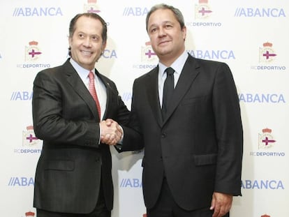Juan Carlos Escotet, presidente de Abanca y Tino Fernández, máximo mandatario del Deportivo posan tras presentar el acuerdo entre ambas entidades.