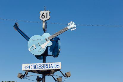 El famoso Crossroads Monument de la Highway 61, la autopista del blues, en Clarksdale, Misisipi. 