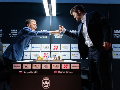 Kariakin y Carlsen se saludan hoy en Stavanger al inicio de su partida