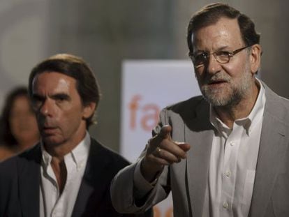 El expresidente Jos&eacute; Mar&iacute;a Aznar junto al presidente Mariano Rajoy, en el campus FAES en Guadarrama, Madrid.