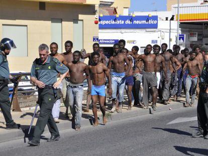 Cien inmigrantes saltan a Melilla durante una incursión en masa a plena luz del día