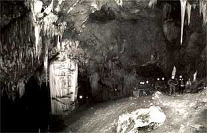 Un grupo de excursionistas, en las galerías altas de la Cueva de Nerja.
