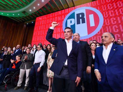 El presidente del PRI, Alejandro Moreno, acompañado por los integrantes del Comité Ejecutivo Nacional, en la sede del partido, el pasado 4 de abril.