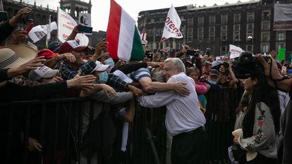 El presidente de México, Andrés Manuel López Obrador, abraza a sus simpatizantes durante la marcha de este 27 de noviembre, en el Zócalo capitalino.
