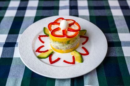 Causa limeña con gallina. 