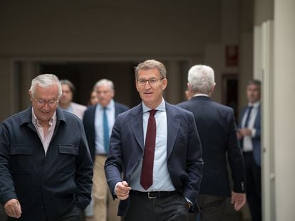 El presidente del PP, Alberto Núñez Feijóo (a la derecha), a su llegada a una sesión plenaria en el Senado, este miércoles.