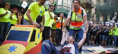 Manifestación de los trabajadores de las ambulancias, esta mañana en Barcelona.
