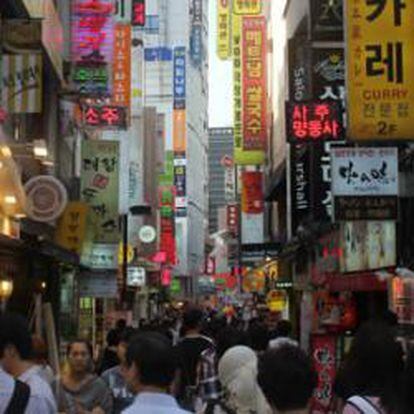 Calles comercial de Seúl. donde la electrónica de consumo es un producto muy demandado.