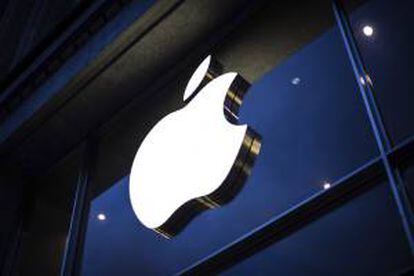 Apple lidera el ránking con un valor estimado de 104.300 millones de dólares, lo que supone un aumento del 20 por ciento respecto al año pasado y casi dos veces más que cualquier otra marca del mundo, detalló la publicación en su página web. EFE/Archivo