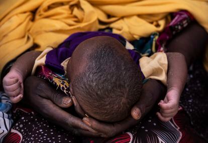 Una mujer sostenía el miércoles a su hijo mientras esperaba un chequeo médico en una clínica administrada por la ONG Concern, en el campamento de refugiados de Fourkoulom, en Baga Sola, Chad. El campamento se instaló con la ayuda de la oficina de ayuda humanitaria de la UE para atender a personas huidas de Nigeria por la violencia de Boko Haram.