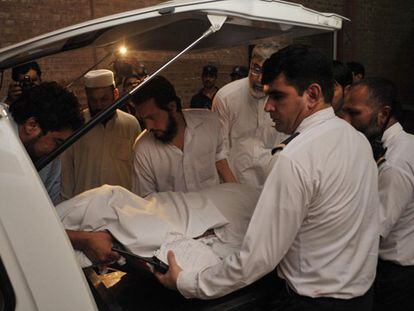 Pilotos del aeropuerto de Peshawar evacúan a una mujer muerta.