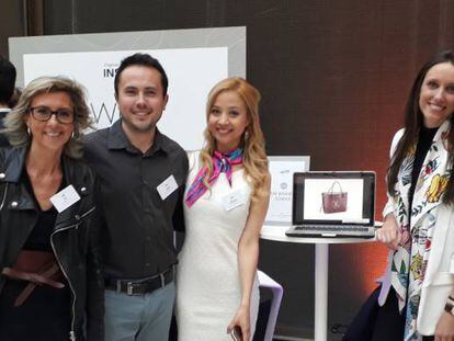 Los alumnos de EAE Business School, María Camila Chacón, Mariona Goya, Magda Pommares y Daniel González y su mentora, Pilar Llácer.