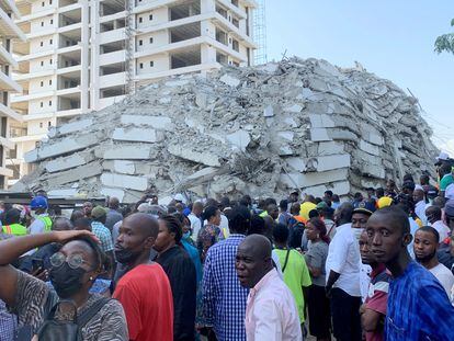Un grupo de ciudadanos frente al edificio derrumbado en el barrio de Ikoyi, en Lagos, Nigeria, este lunes.