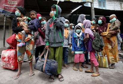 Indonesia se asienta sobre el llamado Anillo de Fuego del Pacífico, una zona de gran actividad sísmica y volcánica que alberga más de 400 volcanes. De estos, al menos 129 continúan activos y 65 están calificados como peligrosos. En la imagen un grupo de personas espera ser evacuados en Payung al norte de Sumatra.