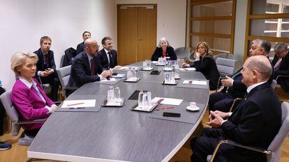 Los presidentes de la Comisión Europea (Ursula von der Leyen) y del Consejo (Charles Michel) con los líderes de Francia (Emmanuel Macron), Italia (Giorgia Meloni), Hungría (Viktor Orbán) y Alemania (Olaf Scholz), el 1 de febrero en Bruselas.