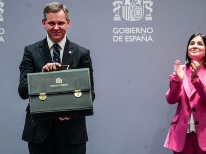 La ya exministra de Sanidad Carolina Darias (derecha) tras entregar la cartera a su sucesor José Manuel Miñones en la toma de posesión de su cargo en Madrid, este martes.