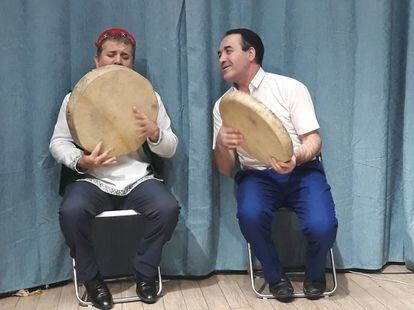 Dos músicos del Eco del Pamir.