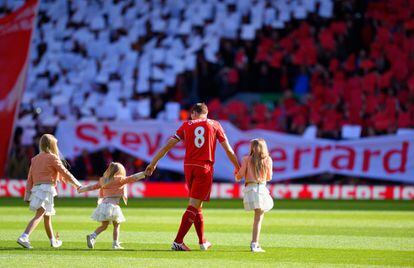 Gerrard realiza la vuelta de honor con sus hijas.