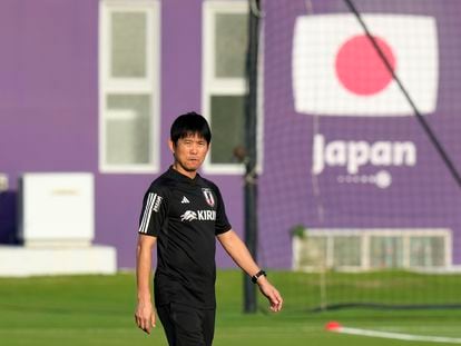 Hajime Moriyasu, entrenador de Japón, camina durante la última sesión de entrenamiento de los nipones antes de su partido frente a Croacia.