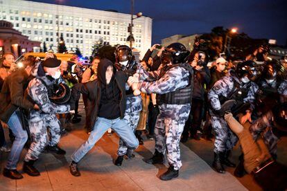 La policía rusa detenía a un manifestante en Mosc´el miércoles. 