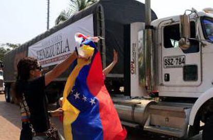 Imagen de archivo de dos camiones transportan papel periódico, que la Asociación Colombiana de Editores de Diarios y Medios Informativos (Andiarios) envía a los diarios venezolanos. EFE/Archivo