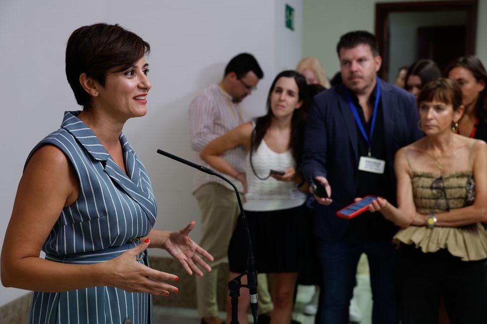 La portavoz del Gobierno en funciones, Isabel Rodríguez, hace declaraciones a los medios tras recoger su acta de diputado en el Congreso este jueves. 