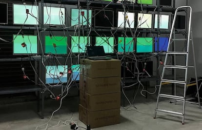 El artista valenciano trabaja con cables, chapa, maquinaria desechada, hardware abandonado. Imagen de su instalación