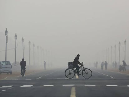 Contaminación atmosférica en una de las calles de Delhi, India