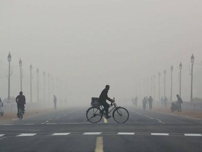 Contaminaci&oacute;n atmosf&eacute;rica en una de las calles de Delhi, India