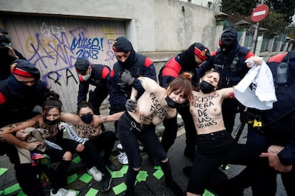 Cinco activistas de Femen protestan contra Vox en Barcelona.