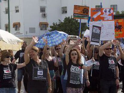 Empleados p&uacute;blicos protestan contra los recortes en Sevilla.