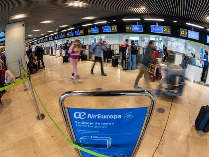 Viajeros en los mostradores de facturación de Air Europa en Madrid-Barajas, el pasado 2 de mayo.