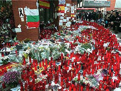 Miles de velas se han ido acumulando durante esta semana en el exterior de la estación de Atocha, rodeando la entrada a la misma.