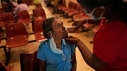 Una paciente con cáncer ingiere una bebida en el hospital de Maharagama (Colombo, Sri Lanka), este pasado junio. Los médicos de Sri Lanka instan a sus pacientes a no caer enfermos ni accidentarse, ya que la crisis económica del país deja al sistema sanitario sin medicamentos ni suministros.
