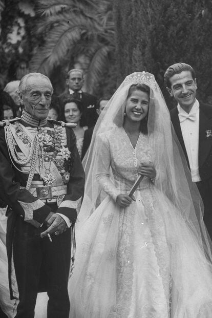 La Duquesa de Alba se casó en tres ocasiones, pero solo en una se vistió de blanco. Fue en su enlace con Luis Martínez de Irujo, celebrado el 12 de octubre de 1947 en la Catedral de Sevilla. Cayetana lució un vestido de novia de chantilly y encaje de Bruselas del siglo XVIII.