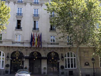 Entrada principal del hotel Ritz en Madrid.