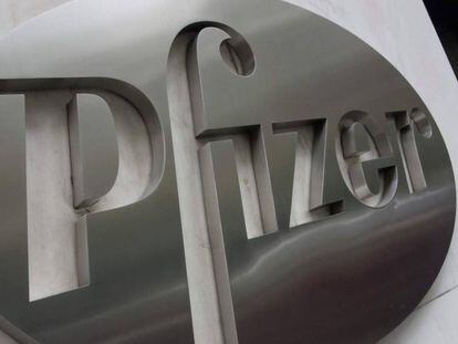 Logotipo de la farmacéutica Pfizer en sus sede central.