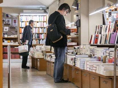 Dos clientes de la librería Laie de la calle Casp. 