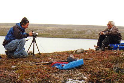 Darren Keith (izquierda) entrevista a Luke Novoligak (derecha) en Kiluhiqtuq