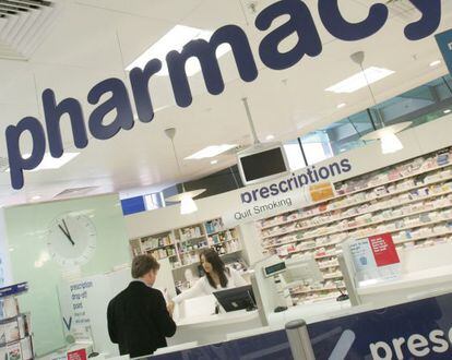En países como Reino Unido las grandes cadenas de farmacias tienen una importante presencia. / Toby Melville (Reuters)