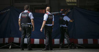Tres mossos d'esquadra a Barcelona.