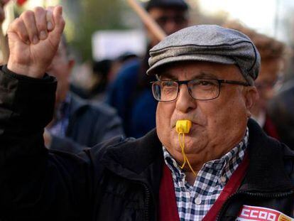 Manifestaci&oacute;n de pensionistas en Barcelona por una mayor subida de las pensiones.