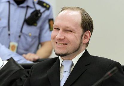 Anders Behring Breivik sonr&iacute;e durante la sesi&oacute;n del juicio de hoy en Oslo. 