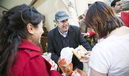 Moccia, con gorra, durante la jornada de Sant Jordi.