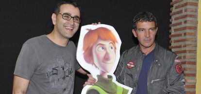 El director Manuel Sicilia y el actor Antonio Banderas, en los estudios de Kandor Graphics.