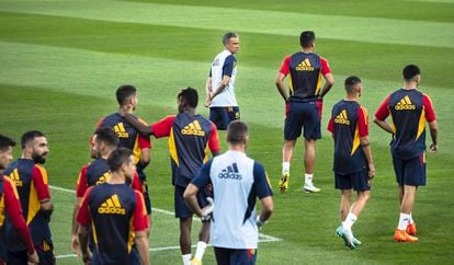 Entrenamiento de la selección española de fútbol, en el estadio de La Romareda, el pasado mes de septiembre. Al frente, el Seleccionador.
