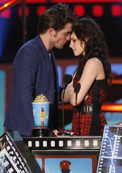Robert Pattinson y Kristen Stewart asistiendo a los premios MTV Movie Awards, donde ganaron el premio al mejor beso de película por ‘Crepúsculo’ en 2009.
