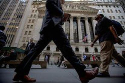 Transeuntes pasean por delante de la Bolsa de Nueva York. 